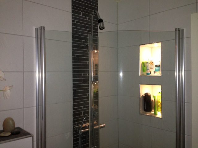 Färdigt badrum med belysning i duschhyllor i samarbete med euro-bygg